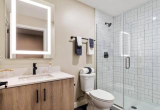 King Bed, Downtown Steps from Bengals & Reds, Minutes to OTR, TQL, HardRock - Cincinnati - 2