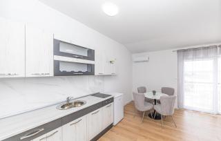 Amazing Apartment In Kastel Kambelovac - 7