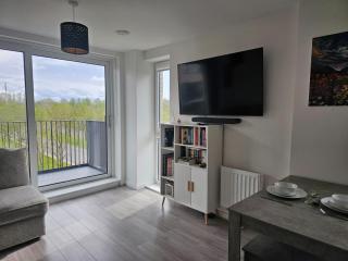 Luxury 1-Bed Apartment with balcony & Free parking - 7