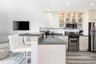 Gorgeous 2 Bedroom Lake View Condo - 8