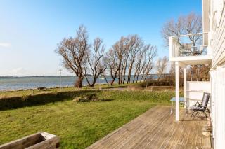 Fewo-Strandhaus-Wiek-direkt-am-Wasser-mit-herrlichen-Weitblick - Wiek auf Rügen - 0