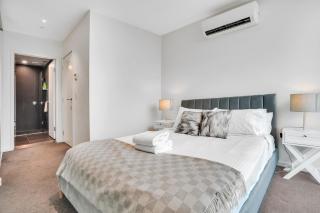 Sub-penthouse Stunning With Water Frontage 3B2B1C - 9