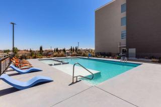 La Quinta Inn & Suites by Wyndham El Paso East Loop-375 - 1