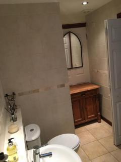 Cosy Barn Conversion Bedroom & En Suite - Bovingdon - 7