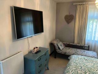 Cosy Barn Conversion Bedroom & En Suite - Bovingdon - 3