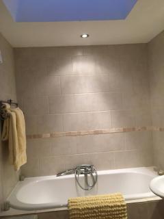 Cosy Barn Conversion Bedroom & En Suite - Bovingdon - 2