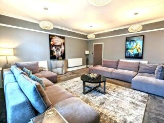 Lux 2 Bed Apartment, 2 Parking spaces, 1 minute to Metrolink - 5