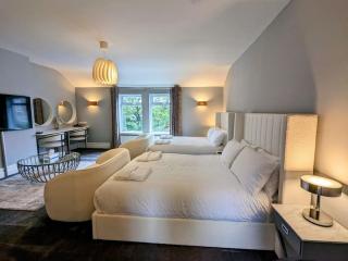 Lux 2 Bed Apartment, 2 Parking spaces, 1 minute to Metrolink - 1