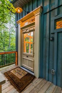 One-of-a-Kind Romantic Treehouse! Hot Tub & Jukebox, 1hr to Nashville! - - 9
