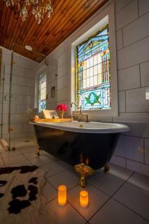 One-of-a-Kind Romantic Treehouse! Hot Tub & Jukebox, 1hr to Nashville! - - 7