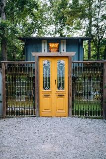 One-of-a-Kind Romantic Treehouse! Hot Tub & Jukebox, 1hr to Nashville! - - 1