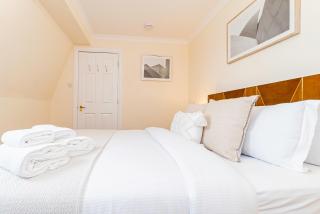 Battersea 2-Bedroom Top-Floor Apartment with Cozy Balcony - 8