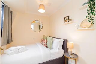 Battersea 2-Bedroom Top-Floor Apartment with Cozy Balcony - 3