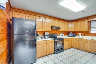 Boat Dock Pet-Friendly Douglas Lake Getaway! - 2