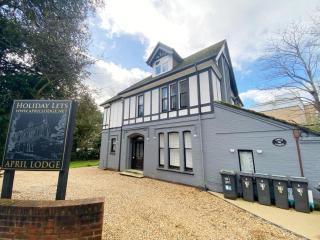 Spacious 3-Bed Coastal Stay Sleeps 6 Parking Groups Welcome - 2