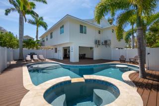 Come relax in Paradise Found under the palms with private pool & spa - Holmes Beach - 0