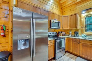 Shady Pines Mountain Retreat with Hot Tub! - 1