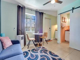 GAYPool Side Pleasure CLOTHING OPTIONAL MENS only guesthouse - Fort Lauderdale - 3