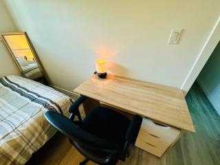 Cozy & Bright Home With Parking - 2