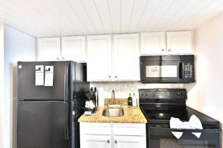 Newly renovated Stylish Beach Condo for 6 Camelot 15th Fl - 2