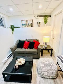 Cozy & Bright Home With Parking - 5