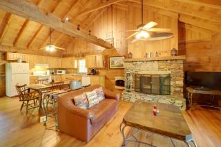 Near Lake Lure Quiet Cabin with Deck and Trail Access - Marion - 7