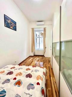 Stylish Haven in the City Center - Budapest - 4