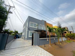 Lakeside Luxury Home - 9