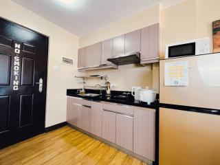 2BR with Balcony Free use Pool, Gym, Bball, Netflix - Manila - 7