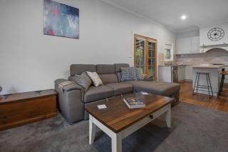 Hayes Corner Cottage - Short Drive to CBD, Private - North Wagga - 3