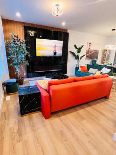 M21 Luxurious, Downtown River Valley Home, Centrally located, Close to everything - Edmonton - 5