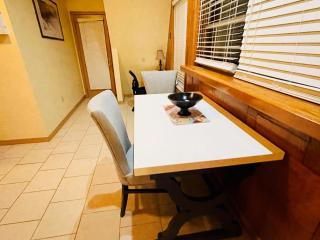 Beaver Lake Studio - King size bed and lake view - 3