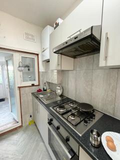 Spacious Room in Ilford - Seven Kings - 4