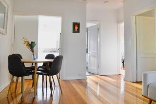 Cosy Modern 2 Bedroom Apartment with Free Parking - 4