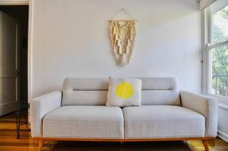 Cosy Modern 2 Bedroom Apartment with Free Parking - 1