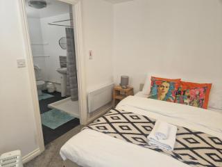West Beck House Newcastle - Private Double En-Suite - 9