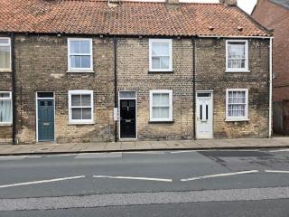 Free Parking, Outdoor Decking - Flanders Cottage - Beverley - 5