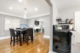 Comfy Modern and Cozy Queen Beds Free Parking - 6