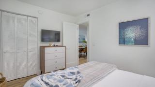 Walk to the Beach Contemporary Coastal Villa Fully Remodeled Spring 2024 Expansive Balcony - Hilton Head Island - 1