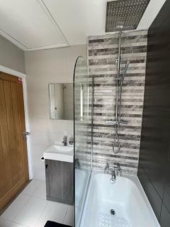 Peaceful location with FREE parking for 2 cars - hosts up to 4- business or leisure stays, inc hot-tub-Netflix-complimentary breakfast - Southampton - 7