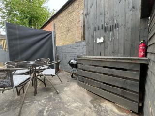 Peaceful location with FREE parking for 2 cars - hosts up to 4- business or leisure stays, inc hot-tub-Netflix-complimentary breakfast - Southampton - 3