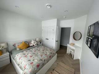 Elite Guest Walkout Basement Suite Retreat - 2