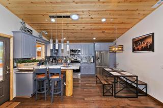 Stylish Elysian Big Bear Cabin w Enclosed backyard - 4