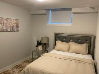 Calm & Cozy 2 Queen Bedroom Suite - 8