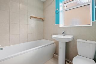 Luxurious 2-Bedroom Haven in Vibrant Robinhood: Ideal for Business or Leisure Stay - Nottingham - 5