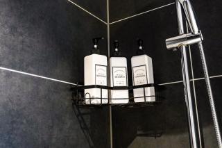 Trendy & Ideal 2-BR, 3-Bath Apartment Central Manchester Sleeps Five Parking Included WIFI! - Manchester - 2