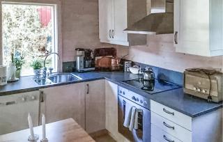 2 Bedroom Beautiful Home In Sørvik - - 7