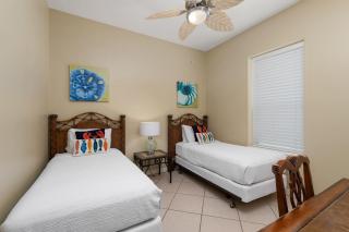 Beautiful 2 Bed 2 bath 1st Floor condo by beach with Pool - South Padre Island - 2
