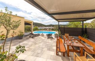 3 Bedroom Lovely Home In Vinisce - 2