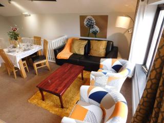 Large quiet studio with outside-seating & parking - 2